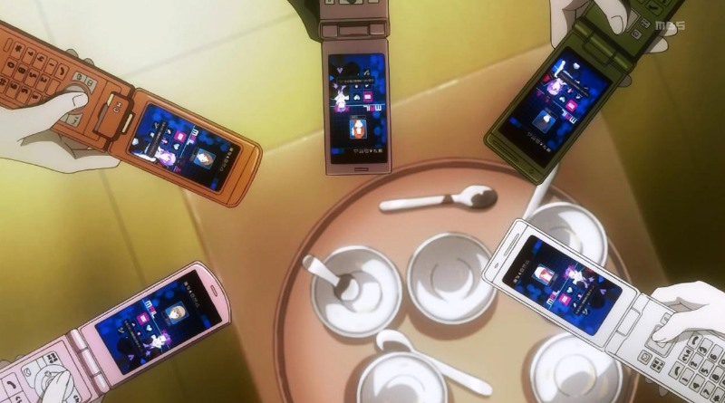 Klapp-Handys statt Smartphones in Animes