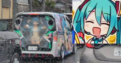 Miku Hatsune als Figur im Auto in Japan