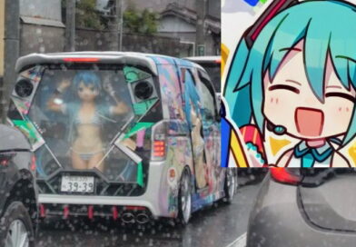 Miku Hatsune als Figur im Auto in Japan