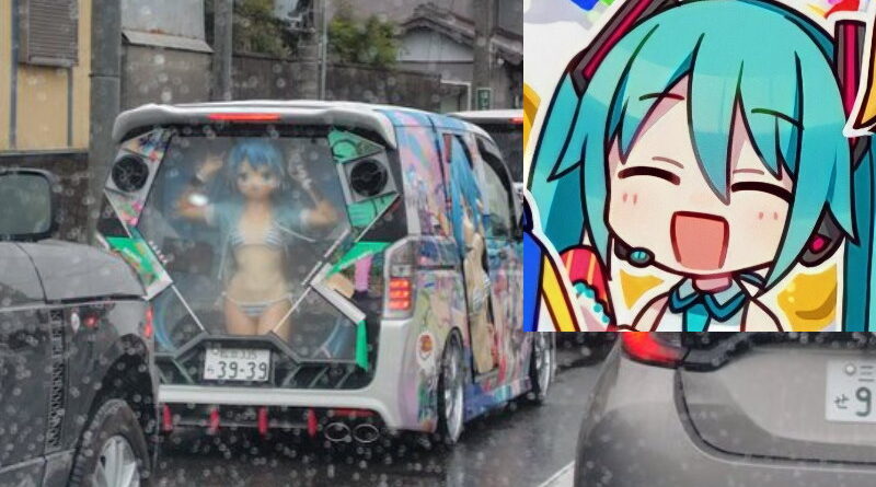 Miku Hatsune als Figur im Auto in Japan